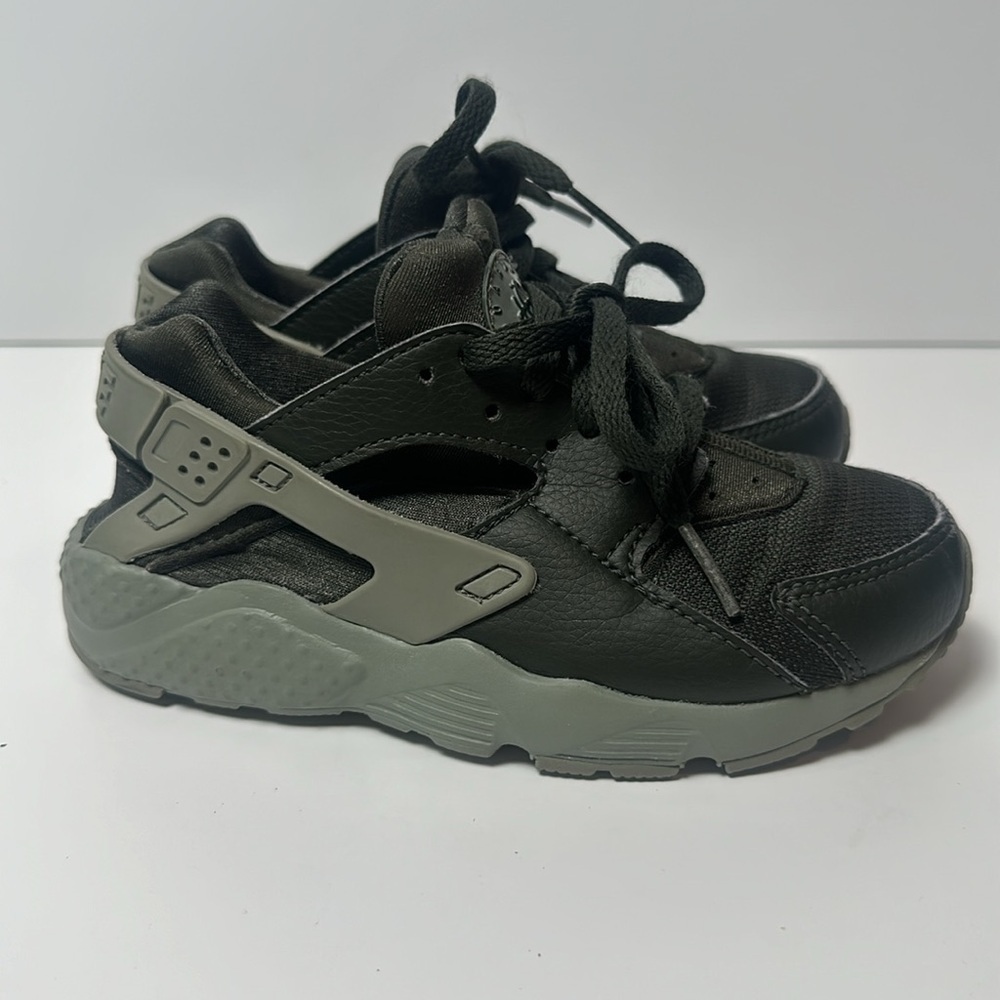 Boys Nike Huarache Lace up tennis shoes dark green size 11.5 Huarache by Nike